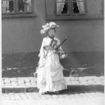 Officers-Stine foran hus på Nørrebro, ca. 1912.