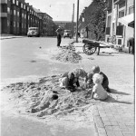 Børn leger i sandbunke på Rødegårdsvej i 1952.