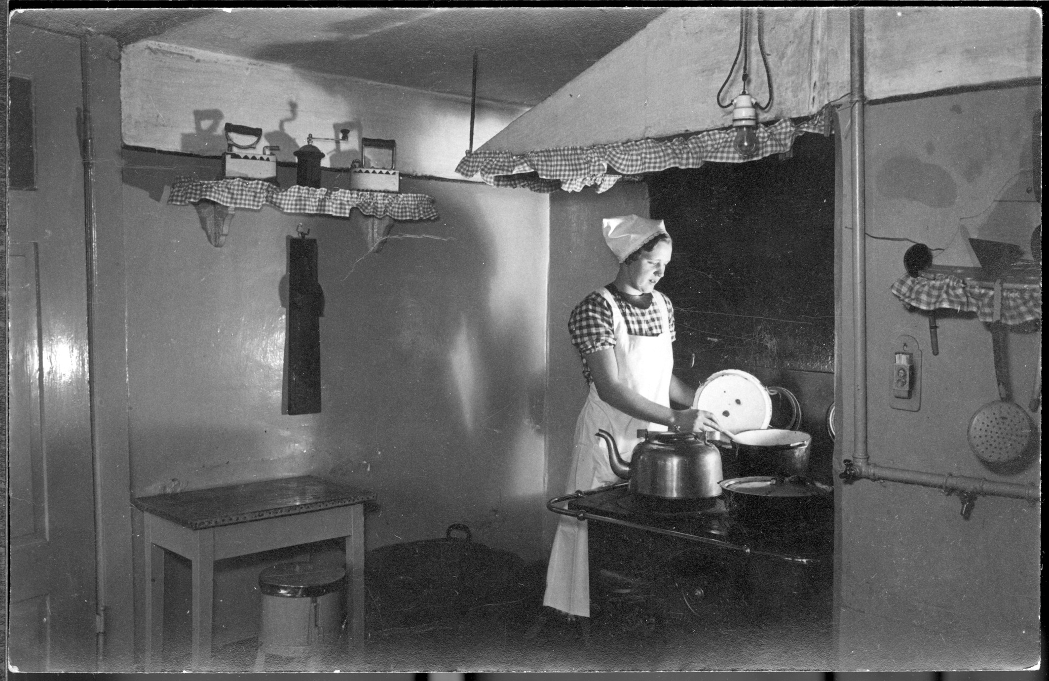 Kokkepige på Oluf Bagers gård, 1937
