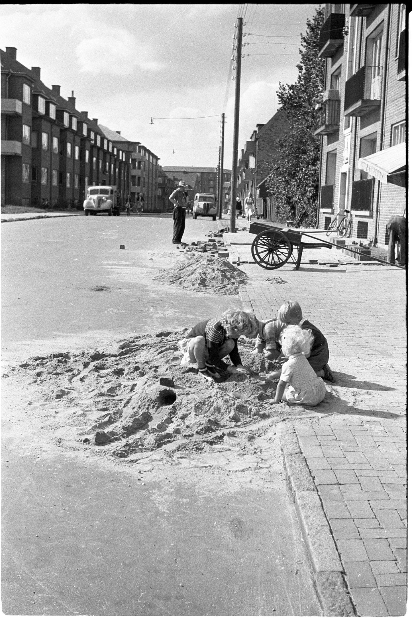 Børn leger i sandbunke på Rødegårdsvej i 1952.